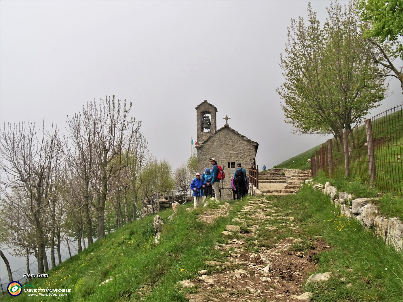 63 Al Santuario della Sacra Famiglia di Nazareth con nebbie vaganti.JPG